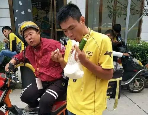 外卖小哥吃瓜瞬间,街头一幕引发网友热议