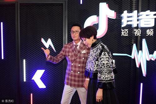 头条互粉文,揭秘网红圈内的神秘互动，带你走进虚拟与现实交织的社交世界”