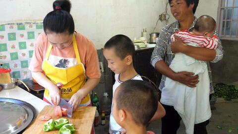 农村婆媳吃角瓜,共享角瓜美味时光